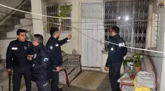 Evi yakıp, kapıyı üzerine kilitledi, polis kurtardı