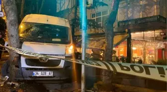 Kadıköy'de servis minibüsü kaldırıma çıkıp ağaca çarptı