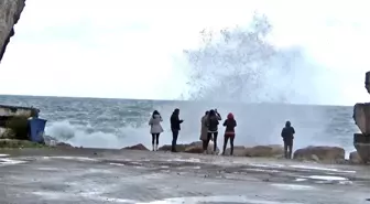 Turistler dev dalgalarla öz çekim peşine düştü