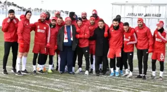 Fenomen simitçi Ahmet Yaşin, Sivasspor antrenmanında futbolcularla tanıştı