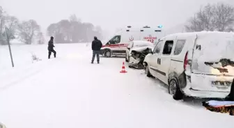 Kastamonu'da iki ticari araç kafa kafaya çarpıştı: 9 yaralı