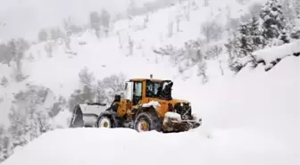 Yolu kardan kapanan köyde mahsur kalan hasta 4 saatte kurtarıldı