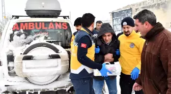 Yolu kardan kapanan köydeki hasta, ekiplerin 2 saatlik çalışmasıyla kurtarıldı