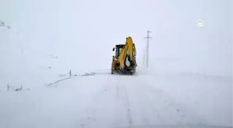 Yolu kardan kapanan köydeki hasta için seferber oldular