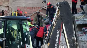 Elazığ'da depremde yıkılan binanın enkazından bir kadın 19 saat sonra kurtarıldı