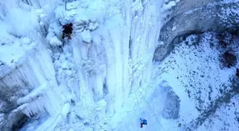 Erzurum'da buz şelalesinde nefes kesen tırmanış