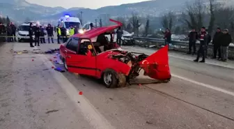 Otomobiller kafa kafaya çarpıştı: 2 ölü, 1 yaralı