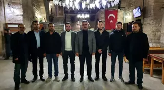 Ertaş, şehit cenazesinde üşüyen askerlere montlarını giydiren gençlerle bir araya geldi