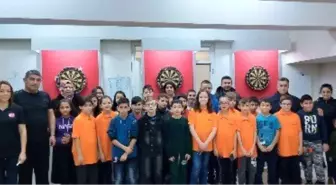 Dart kursiyerleri öğrenirken eğleniyorlar