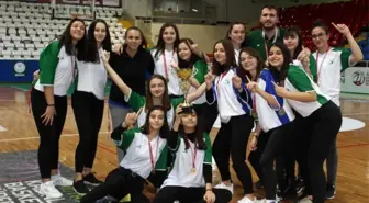 İzmit Belediyespor U-16 Kadın Basketbol Takımı şampiyon oldu