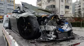 Lüks otomobil ile halk otobüsü çarpıştı: 1 ölü, 7 yaralı