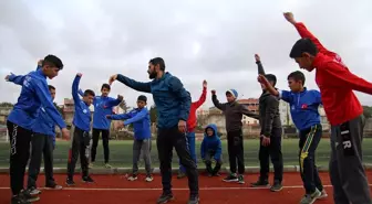 Mustafa öğretmen öğrencilerine sporla umut aşılıyor