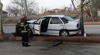 Otomobil ağaç ile direk arasına sıkıştı: 2 yaralı