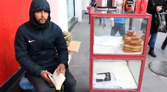 Simit satarak kitap okuyor