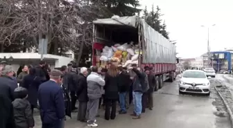 Afyonkarahisar'dan deprem bölgesine yardım tırı gönderildi