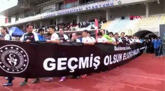 Spor suriyeli gençler, eski futbolculara gösteri maçı yaptı