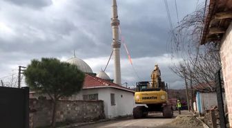 Depremde ağır hasar alan Karakurt Mahallesi'ndeki Vahdet Camisi, ekiplerce yıkıldı