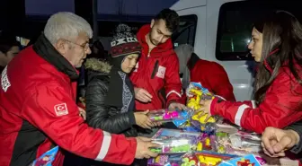 Elazığ'daki depremzede çocukların yüzü hediye edilen oyuncaklarla güldü