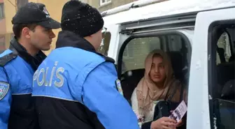 Hakkari polisi canı pahasına kadınları bilgilendiriyor