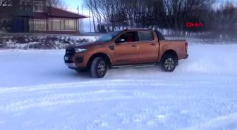 Kars buz tutan çıldır gölü üzerinde araçlarıyla drift yapıyorlar
