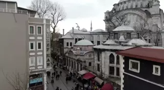 Nuruosmaniye Camisi'nin duvarında is oluşturan iş yerine ceza