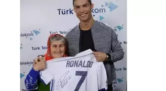 Ümmiye Koçak, Ronaldo imzalı formasını bir takipçisine hediye edecek