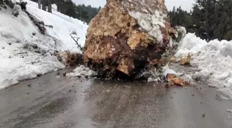 100 tonluk kaya yola düştü