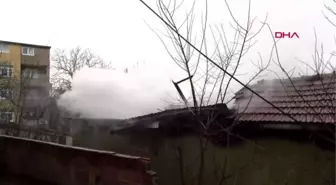 Çengelköy'de metruk evde yangın