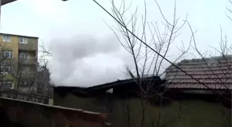 Çengelköy'de metruk evde yangın