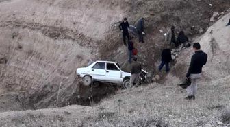 El freni çekilmeyen otomobil şarampole yuvarlandı