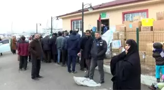 Elazığ'da istenmeyen görüntüler! Yardım malzemelerinin dağıtılmasını beklemeden alıp götürdüler