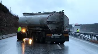 Kontrolden çıkan tanker bariyerlere çarptı