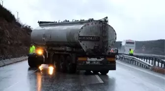 Tanker bariyere çarptı, karayolu ulaşıma kapadı