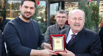 Edirne'de dükkanında unutulan 400 bin lirayı sahibine teslim eden dönerciye plaket