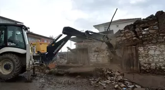 Malatya'da ağır hasarlı binaların yıkımına başlandı