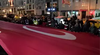 Motosikletçiler yunan milletvekilini dev bayrakla protesto etti