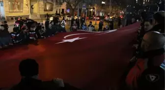 Motosikletliler Yunan milletvekilini dev bayrakla protesto ettiler