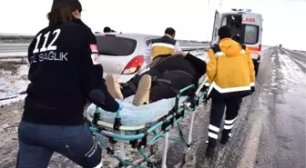 Siverek'te buzlu yolda, hafif ticari araç ters döndü: 4 yaralı