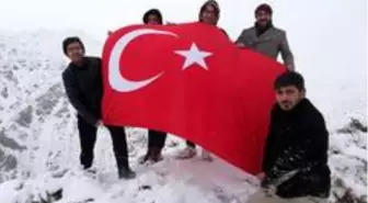 Dalgalandırdıkları Türk bayrağı ile Yunan Vekil Lagos'u kınadılar