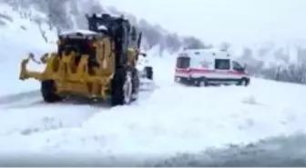 Hasta almaya giden ambulanslar yolda mahsur kaldı