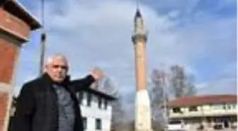 Vatandaşların yıkmaya kıyamadığı camisiz minareyi gören şaşıp kalıyor