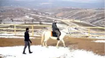 1744 rakımlı Dinek Dağı'nda at binme ve kar keyfi