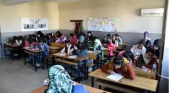 Adana'da umre ödüllü siyer sınavına 5 bin kişi katıldı