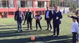 AK Partili Milletvekili Canbey, gençlerle top oynadı