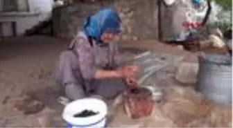 Antalya atalarından kalma yöntemle zeytinyağı üretiyorlar