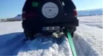 Aracın arkasına bağlanan küvetle kızak keyfi