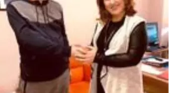 Ayak parmağıyla imza attığı yere yeni kollarıyla geldi