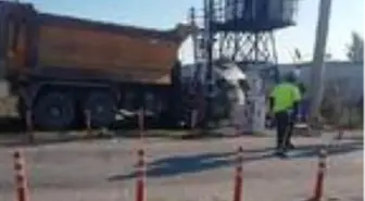 Hemzemin geçitte tren, kamyona çarptı: 1 ölü