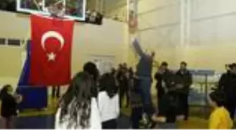 İçişleri Bakanı Soylu, Elazığ'da depremzede çocuklarla basketbol oynadı