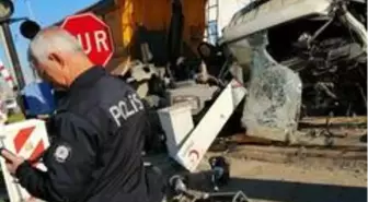 Mersin'de tren hafriyat kamyonuna çarptı: 1 ölü